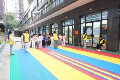 <strong>大学生志愿者以认真负责</strong>