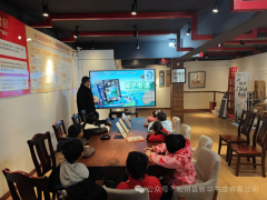 通过“蒙眼装彩笔”小游