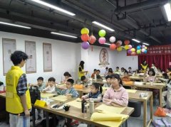 <strong>看着自己亲手写下的作品</strong>