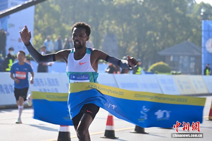 2025上合昆马鸣枪开跑 2.6万跑者共绘滇池风光