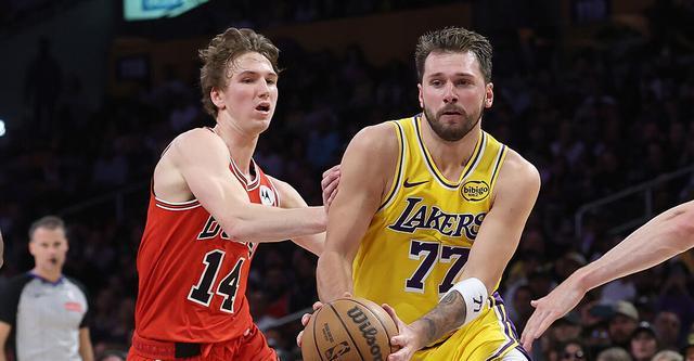 东契奇狂砍51分率湖人逆转公牛 布泽利斯垃圾话