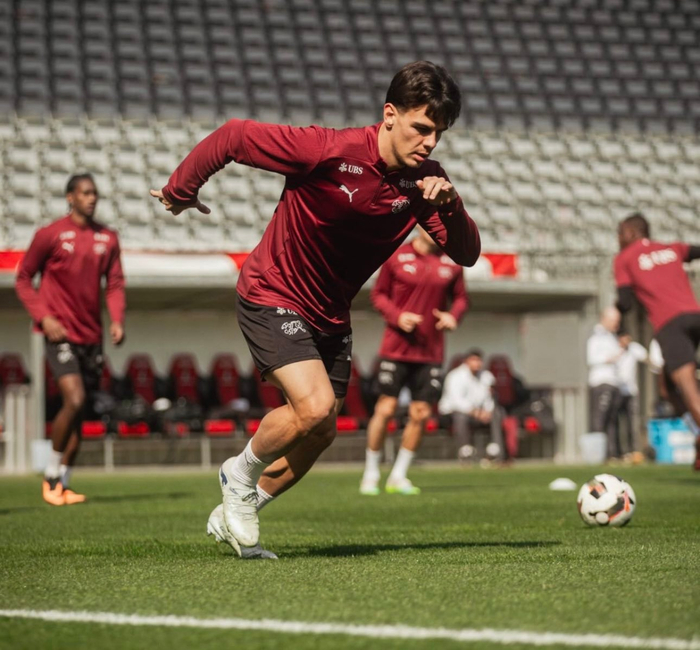 亚沙里助阵米兰决战 球迷高呼助威掀热潮