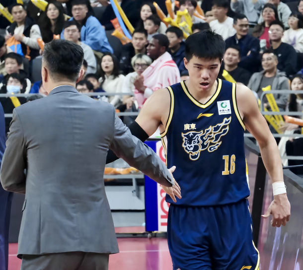 焦泊乔离队引热议 广东男篮内线困境浮现