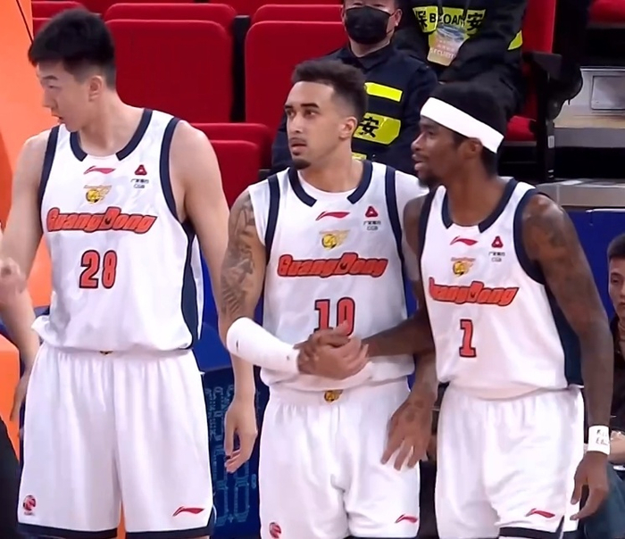 焦泊乔离队引热议 广东男篮内线困境浮现