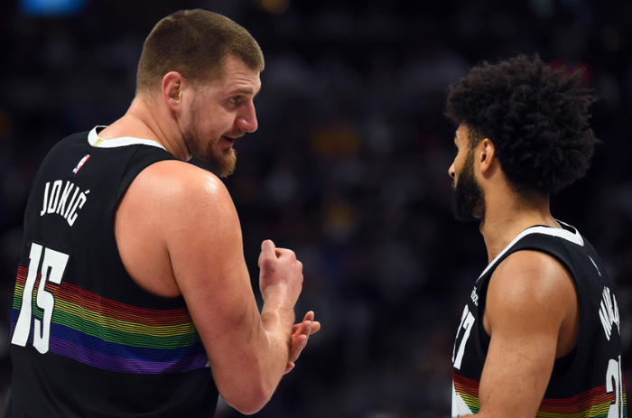 约基奇穆雷双星闪耀掘金险胜独行侠