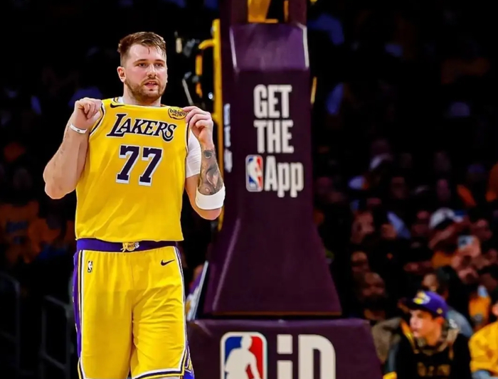 约基奇穆雷双星闪耀掘金险胜独行侠