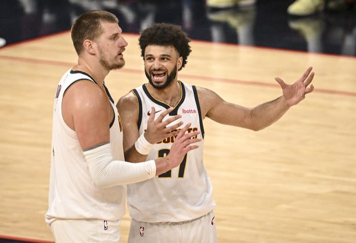 约基奇穆雷双星闪耀掘金险胜独行侠