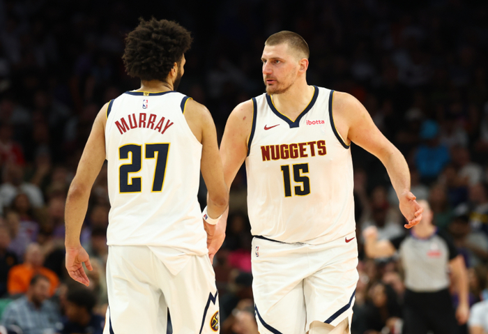 约基奇穆雷双星闪耀掘金险胜独行侠