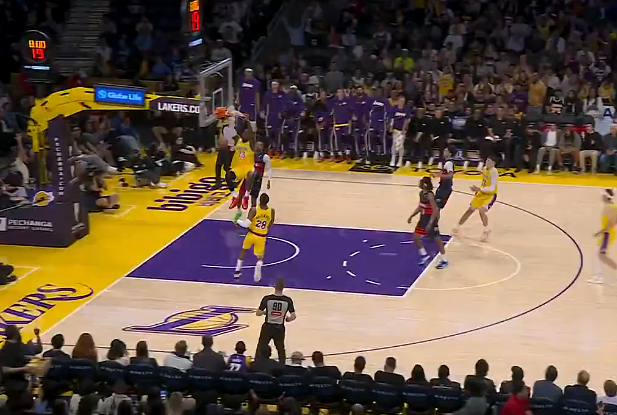 詹姆斯空接暴扣彰显与里夫斯默契配合