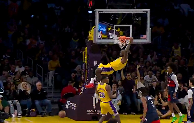 詹姆斯空接暴扣彰显与里夫斯默契配合